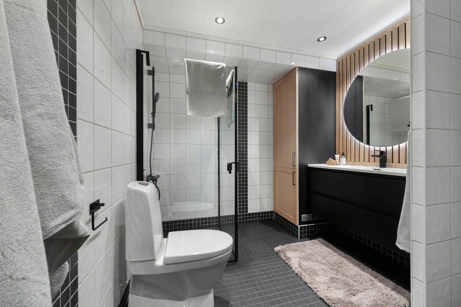 Space-Saving Shower Base Shower for Compact Bathrooms